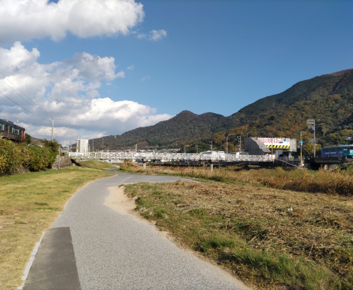 瀬野川河川敷の遊歩道